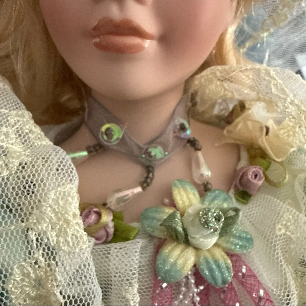 A beautiful china doll - Picture 4 of 5